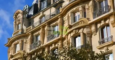 Maison des revenus 1 912 m² dans Paris, France