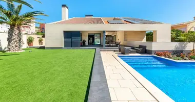 Villa  mit Terrasse, mit Garage, mit Fitnessstudio in Alicante, Spanien