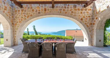 4 bedroom apartment in Trebesin, Montenegro