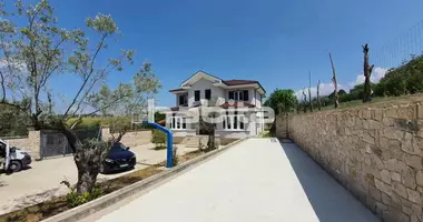Villa 4 bedrooms in good condition in Petrele, Albania