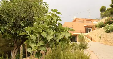 Villa 4 bedrooms with Balcony, with Storage Room, with Barbeque in l Alfas del Pi, Spain