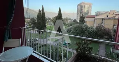 Квартира с парковкой, с мебелью, с кондиционером в Будва, Черногория