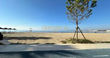 Espace commercial situé dans la zone de Plazh, en première ligne au bord de la mer dans Durres, Albanie