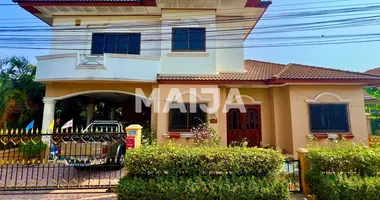 Villa 3 bedrooms with Furnitured, with Air conditioner, in good condition in Pattaya, Thailand