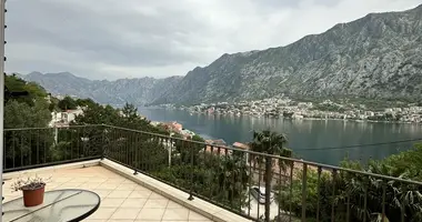 Apartamento 4 habitaciones con aparcamiento, con Balcón, con Vistas al mar en Kotor, Montenegro
