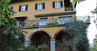 Villa  mit Terrasse in Italien