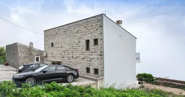 Villa  con Vistas al mar en Petrovac, Montenegro