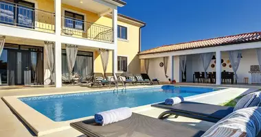 Villa  mit Parkplatz, mit Terrasse, mit Schwimmbad in Varvari, Kroatien