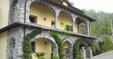 Villa  mit Keller in Italien