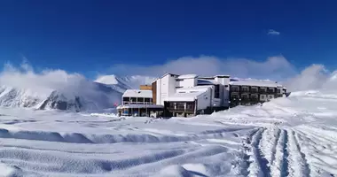 Hotel with 70 rooms in ski resort Gudauri, Georgia dans Goudaouri, Géorgie