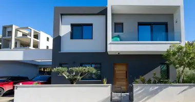 Villa 5 bedrooms in Germasogeia, Cyprus