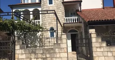 Villa  con aparcamiento, con Patio, con Casa de baños en Montenegro