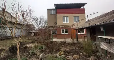 Casa 3 habitaciones en Molodizhne, Ucrania