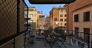 Mieszkanie 5 pokojów w Rzym, Włochy