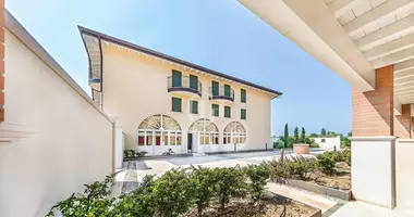 Villa 3 chambres avec Véranda, avec optovolokno optic fiber dans Desenzano del Garda, Italie