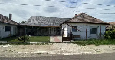 Дом 4 комнаты в Альбертиша, Венгрия