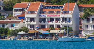 Hotel 854 m² in Bashkia Durres, Albania