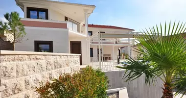 Villa  con Junto al mar en Tivat, Montenegro