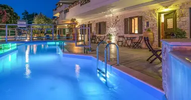 Hotel 410 m² in Amoudi, Greece