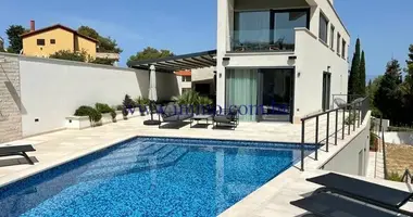 Villa 8 rooms with double glazed windows, with balcony, with furniture in Supetar, Croatia