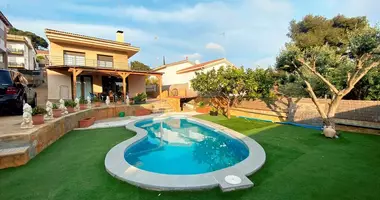 4 bedroom house in Castelldefels, Spain