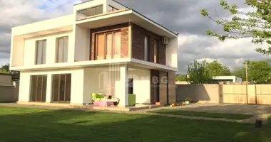 Villa 4 bedrooms with Central heating, with Asphalted road, with Yes in Georgia