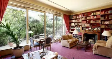 5 bedroom apartment in Paris, France
