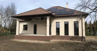 5 room house in Gyoemro, Hungary