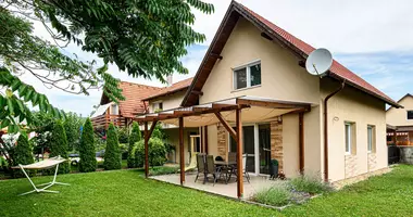 Dom 5 pokojów w Zsambek, Węgry