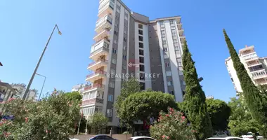 Mieszkanie 3 pokoi z winda, z basen, z ogród w Konyaalti, Turcja