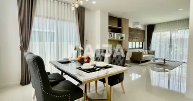 Villa 3 bedrooms with Air conditioner, with Swimming pool, in good condition in Pattaya, Thailand