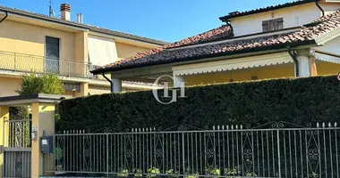 Villa 12 habitaciones con Veranda, con camino en Peschiera del Garda, Italia