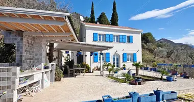 Villa  mit Meerblick, mit Garage in Tivat, Montenegro