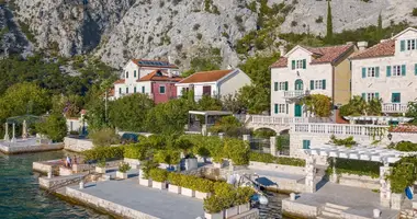 Villa  mit Yard, mit Keller in Dobrota, Montenegro