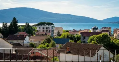 Penthouse  mit Meerblick, mit Schwimmbad in Tivat, Montenegro