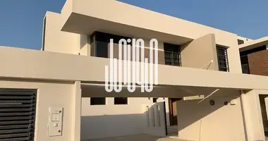 Вилла 5 комнат  со стеклопакетами, с балконом, с гаражом в Абу-Даби, ОАЭ