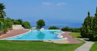 Таунхаус 3 комнаты  с видом на море, с бассейном, на первой береговой линии в Неа-Фокея, Греция