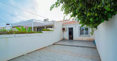 Townhouse 2 bedrooms with parking, with furniture, with air conditioning in Torrevieja, Spain