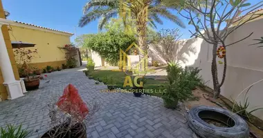 3 room villa with Parking, with Air conditioner, with Kitchen in Dubai, UAE