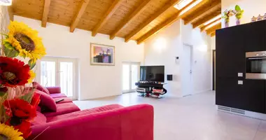 Mieszkanie 4 pokoi w Caprino Veronese, Włochy