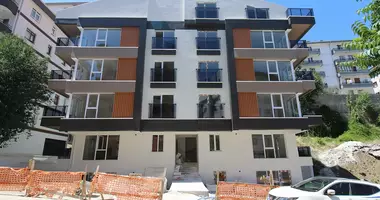 Apartamento 3 habitaciones con balcón, con estacionamiento, con con reparación en Cankaya, Turquía