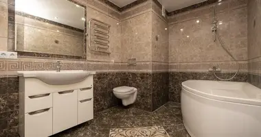 Appartement 3 chambres dans Kopishche, Bélarus