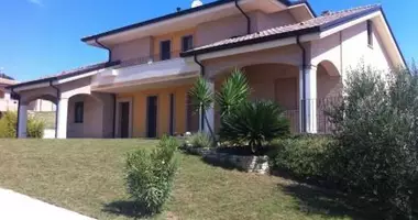 Nieruchomości komercyjne 350 m² w Terni, Włochy