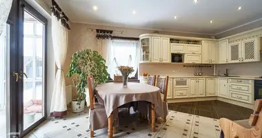 Таунхаус 4 комнаты с балконом, с мебелью, с гаражом в Ждановичский сельский Совет, Беларусь