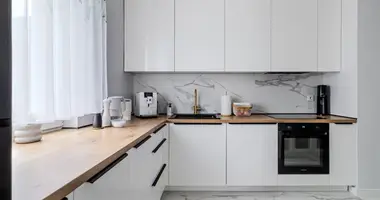 Mieszkanie 3 pokoi w Warszawa, Polska