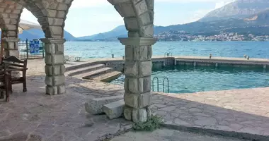 Villa  con Junto al mar en Lustica, Montenegro
