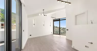 Ático Ático 2 habitaciones con Doble acristalamiento, con Balcón, con Aire acondicionado en Tivat, Montenegro