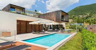 Villa 10 habitaciones con camino en Gardone Riviera, Italia