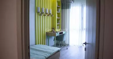 Квартира 4 спальни со стеклопакетами, с балконом, с лифтом в Зейтинбурну, Турция