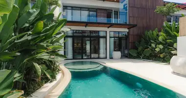 Villa 4 habitaciones con estacionamiento, con Tour online, con Televisión en Canggu, Indonesia